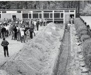 1972 bouw noodlokalen 5 stroomtoevoer 1 1466