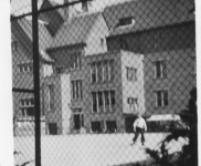 1940 zij ingang cour bij Klein Soho foto Ton Wasmoeth 455x600