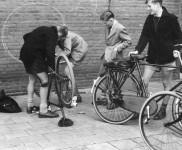 1955 11 vertrek met pech fietsenrally 6177 600x372