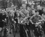 1955 22 fietsenrally wachten voor de pont6158 600x345