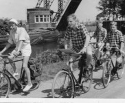 1957 10 brug open onderweg fietsenrally 6117 600x383