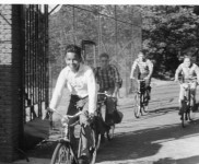 1957 16 aankomst fietsenrally 6118 600x429