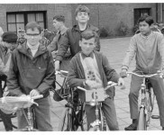 1967 vertrek team 6 fietsenrally 007 600x394
