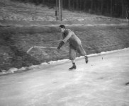 ong 1934  Antje  Kolkman op het ijs van Koninginnegracht of Haringkade010 406x600