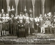 1939 Pietefeest toneel    De Ivoren Deur   foto Nol Simons 320x202