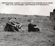 1940 Mutua Fides op stap naar Eiland Rozenburg  luisteren naar de Secretaris foto Nol Simons 320x246