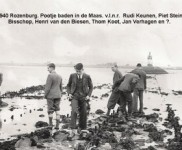 1940 Mutua Fides op stap naar Eiland Rozenburg  pootje baden in de Waterweg foto Nol Simons 320x231