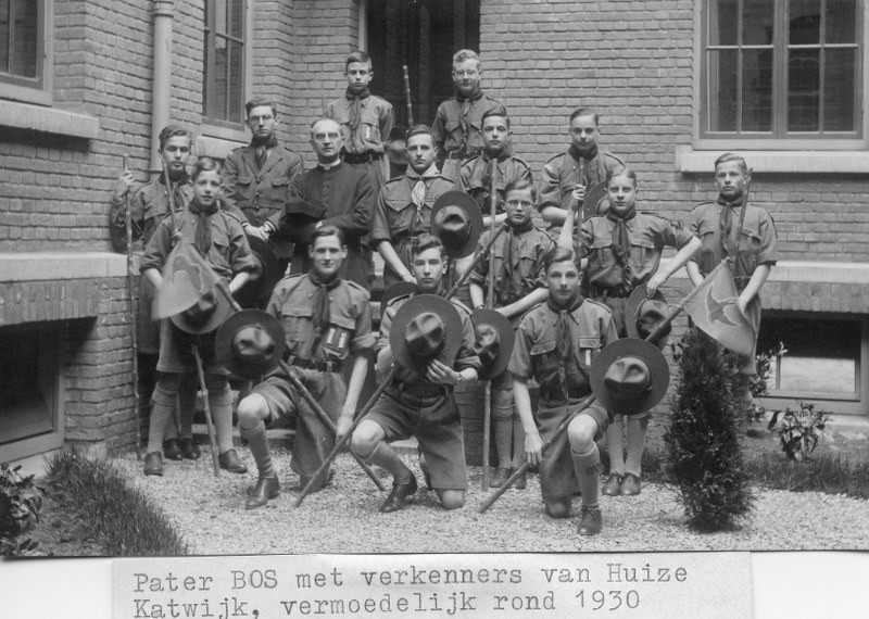 1930 p Bos sj met verkenners van de Le Cock d  Armandvillegroep Huize Katwijk 800x570