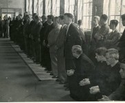 1954 toeschouwers opening grote zaal 8446 800x551