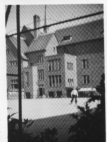 1940 zij ingang cour bij Klein Soho foto Ton Wasmoeth 455x600