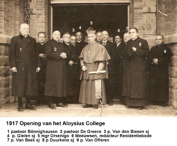 1917 Opening AC met mgr Orsenigo met namen  van Thomas van Driel uit bezit fam Schellart 600x497