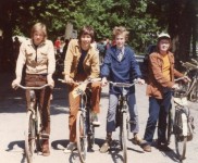 1975 fietsenrallyteam met Lucas Bolsius 1 600x511
