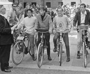 1964 28 vertrek fietsenrally 4964 600x402