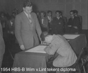1954 hbs Wim van Lint tekent diploma 600x487