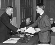 1963 diplomauitreiking P van Litsenburg en Andr   Zegveld 058 600x410