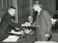 1963 diplomauitreiking  p van Litsenburg en 030 600x422
