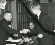 1963 diplomauitreiking  p van Litsenburg en 600x396