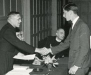 1963 diplomauitreiking  p van Litsenburg en Ward Brand 600x396