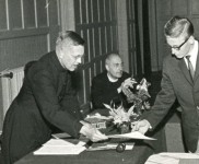 1963 diplomauitreiking p van Litsenburg en Herman Noordman 600x414