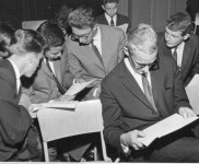 1964 diplomauitreiking hbs b 5576 600x357