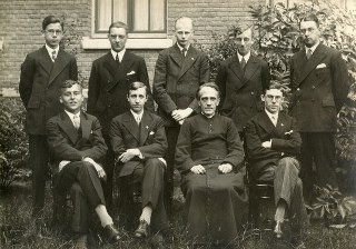 1931 Maria Congregatie bestuur met p Duurkens Huize Katwijk 320x224  1 