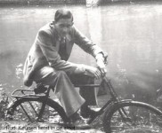 1940 Grotenburg Rudi Keunen in de vijver foto Nol Simons 320x212