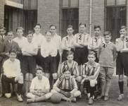 1931 voetbal Huize Katwijk genummerd langs gebouw de   boulevard   020 800x509
